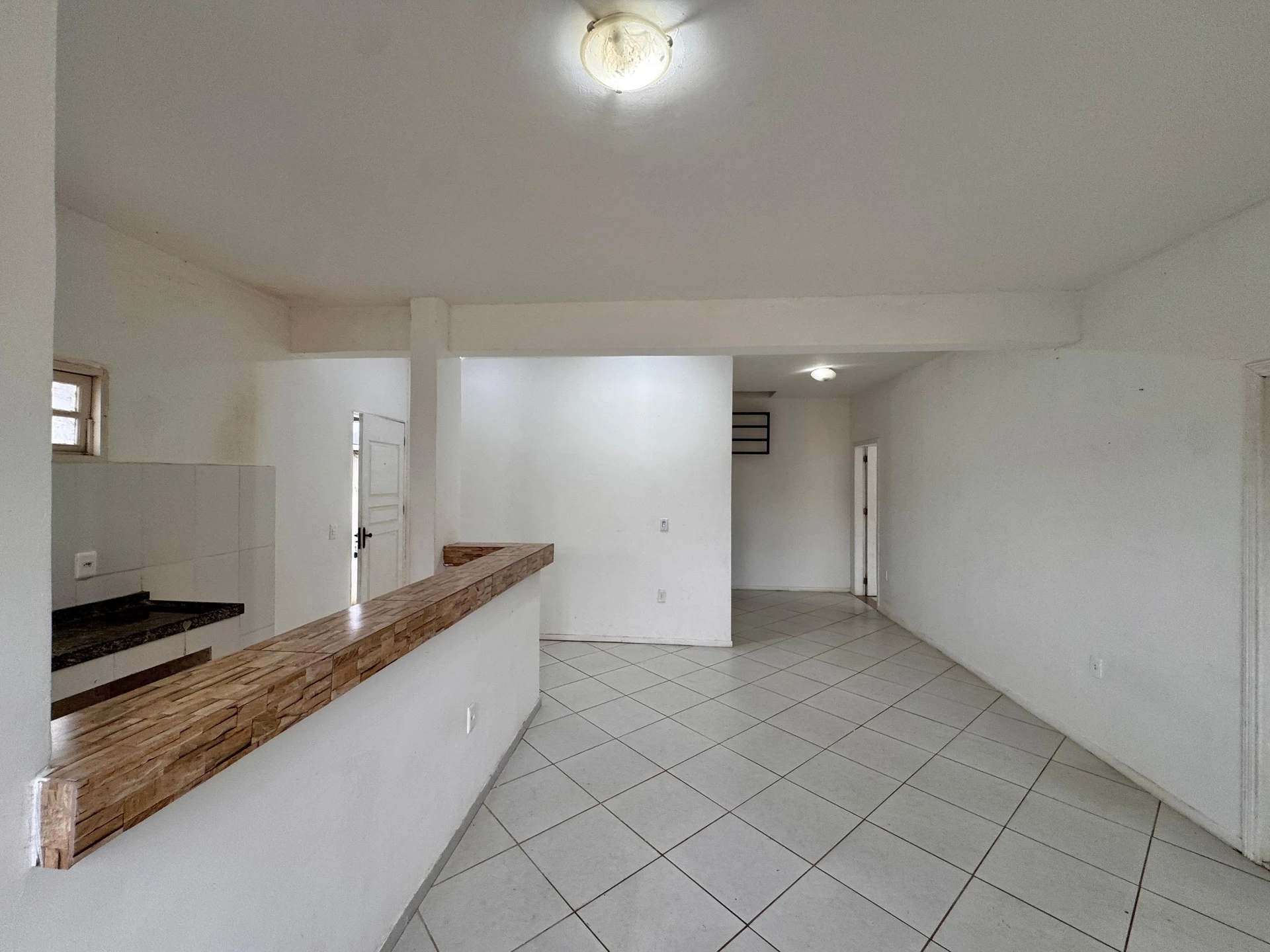 2-bedroom house with 1 bathroom no parking — photo 2