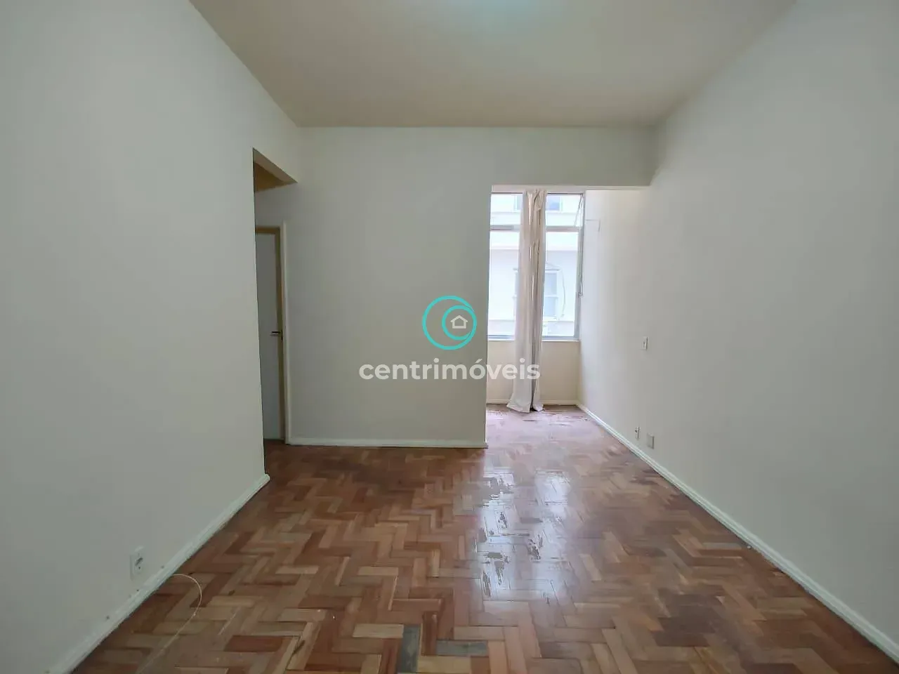 Wood or laminate floors in a one-bedroom apartment, 52 m² — photo 17