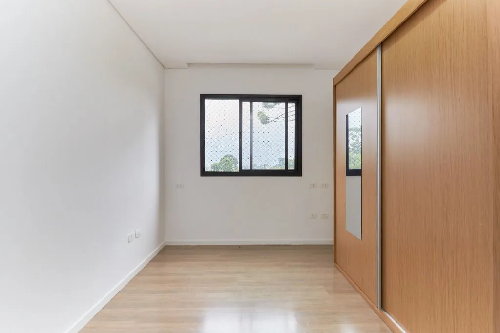 Furnished 2-bedroom apartment with an open-plan kitchen — photo 26