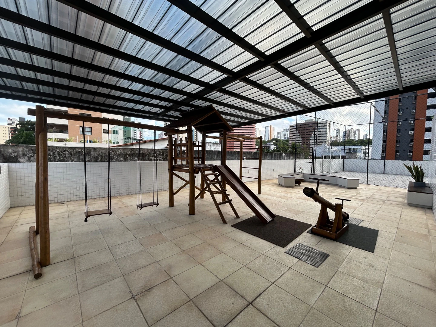 Квартира 70 м² із заскленим балконом та робочим місцем — photo 29