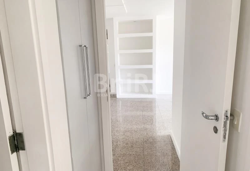 3-bedroom apartment in a building with a pool — photo 28