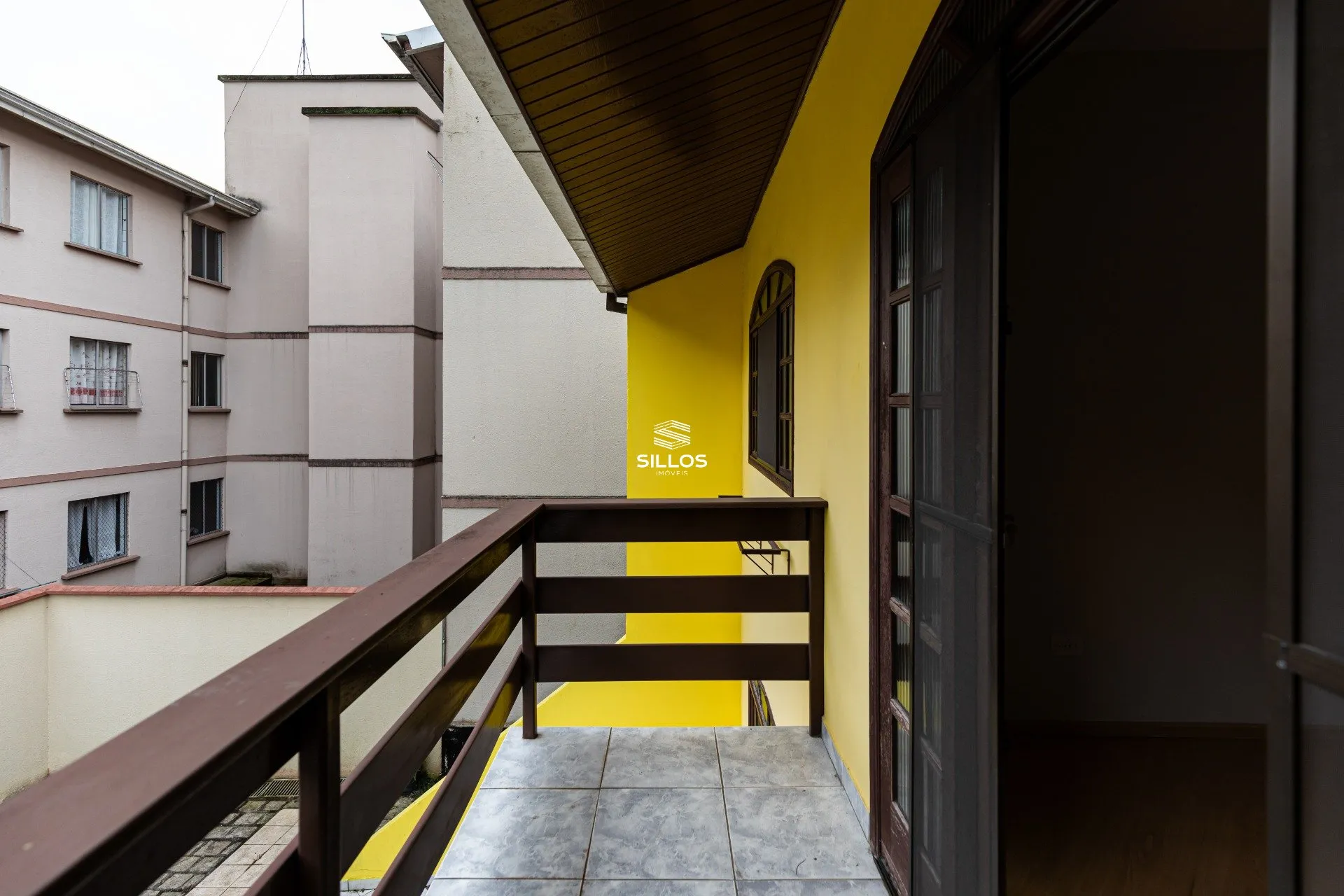 Casa de 3 quartos com piso de madeira ou laminado — photo 15