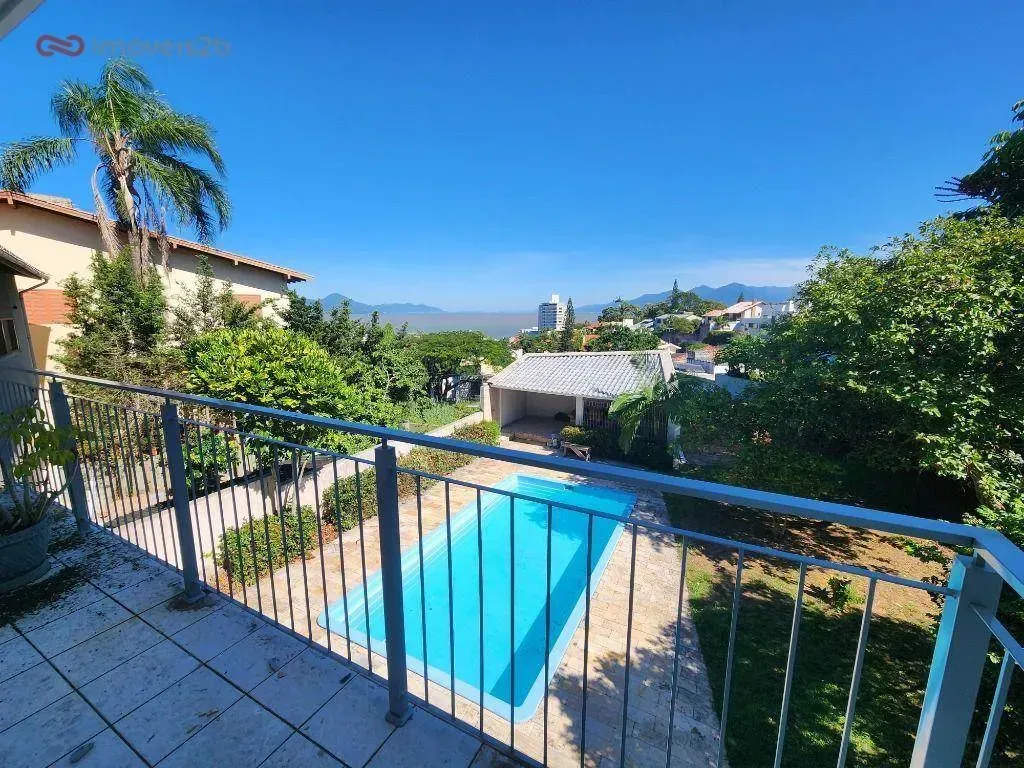 House with 5 bedrooms and a built-in balcony grill