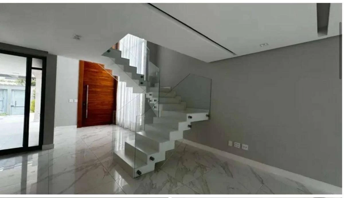 Balcony with a grill in a 3-bedroom house, 300 m²