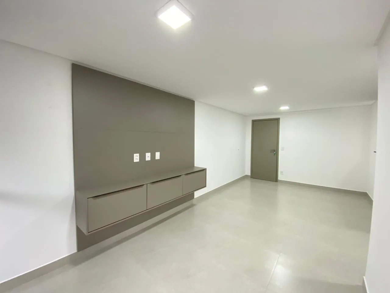 3-bedroom rental apartment with enclosed balcony — photo 17