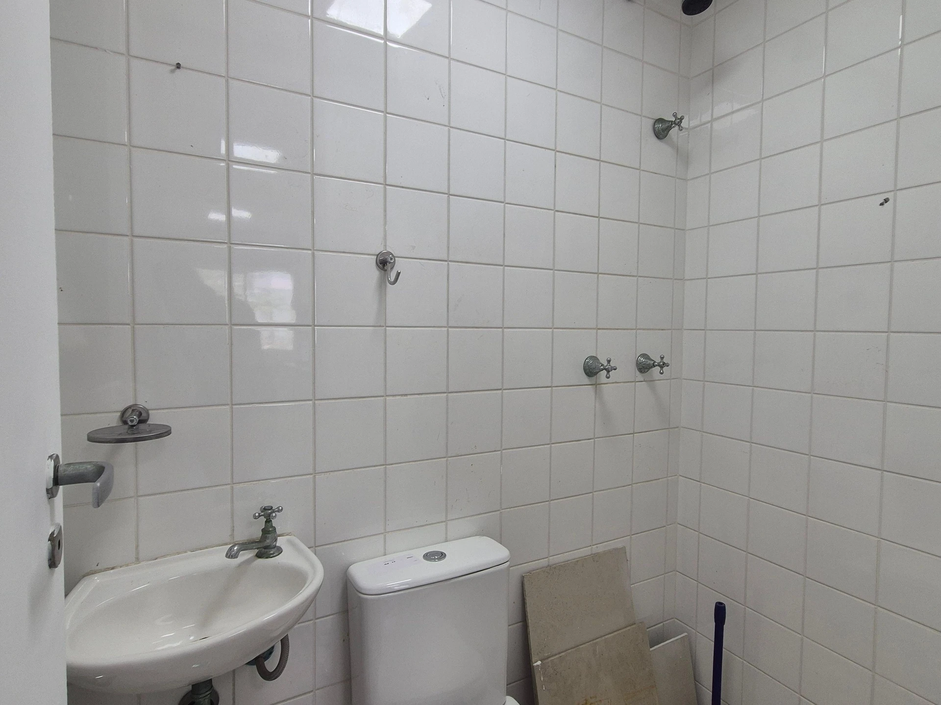 4-bedroom apartment in a building with a gym — photo 32