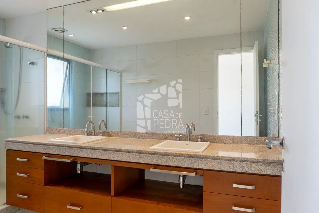 4-bedroom apartment with enclosed glass balcony — photo 60