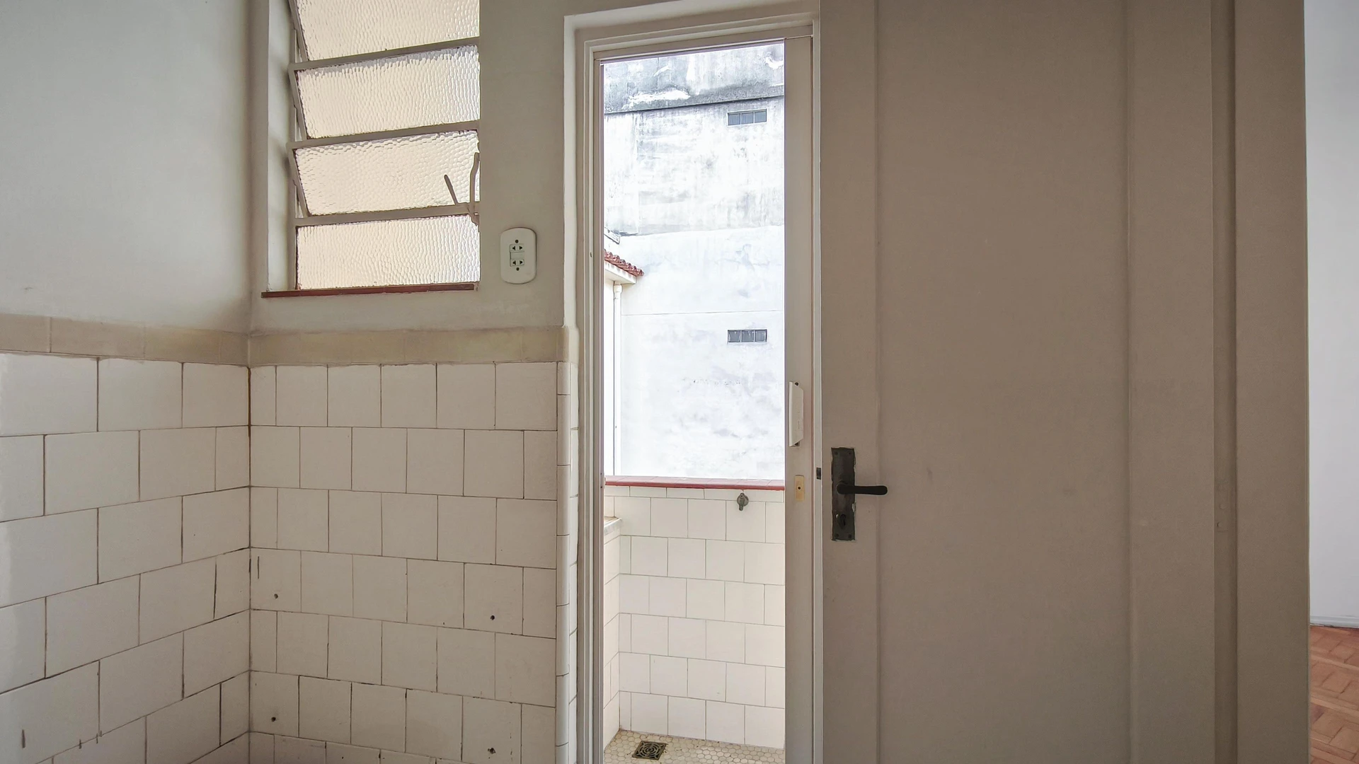 Деревянный пол или ламинат и 1 спальня: квартира 40 м² — photo 3
