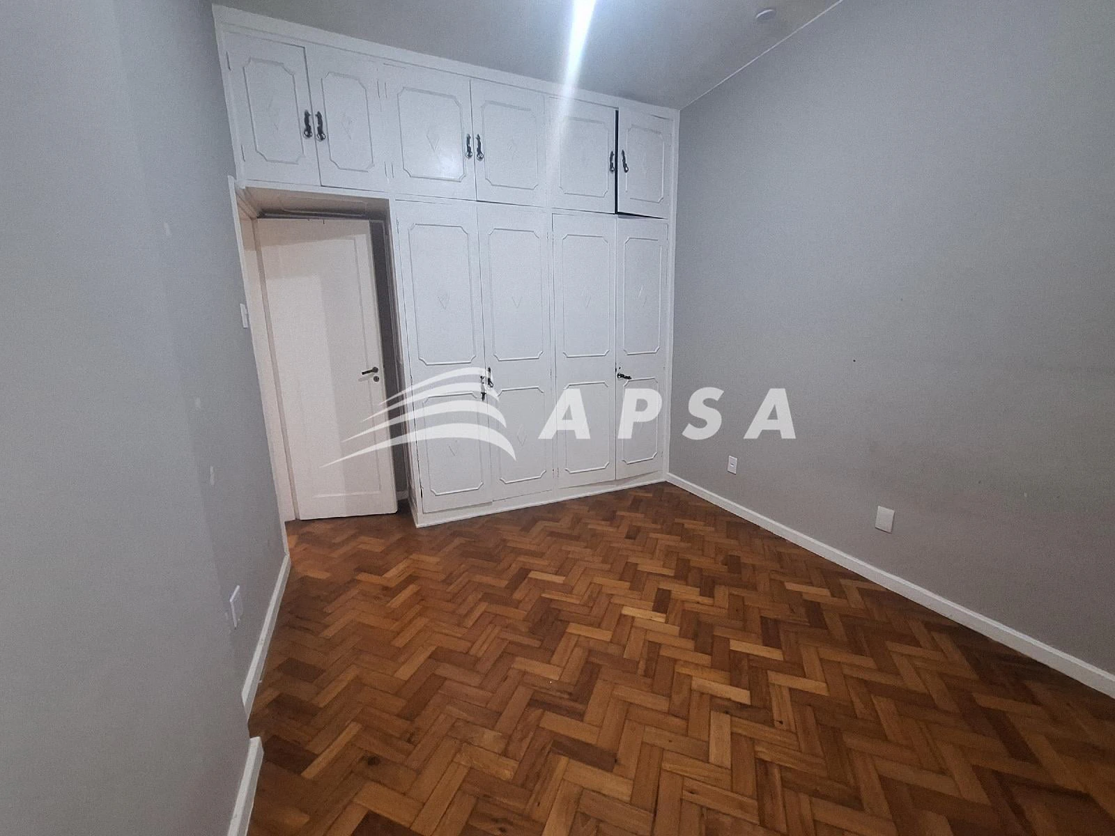 Wood or laminate floors in a 4-bedroom apartment, 120 m² — photo 13