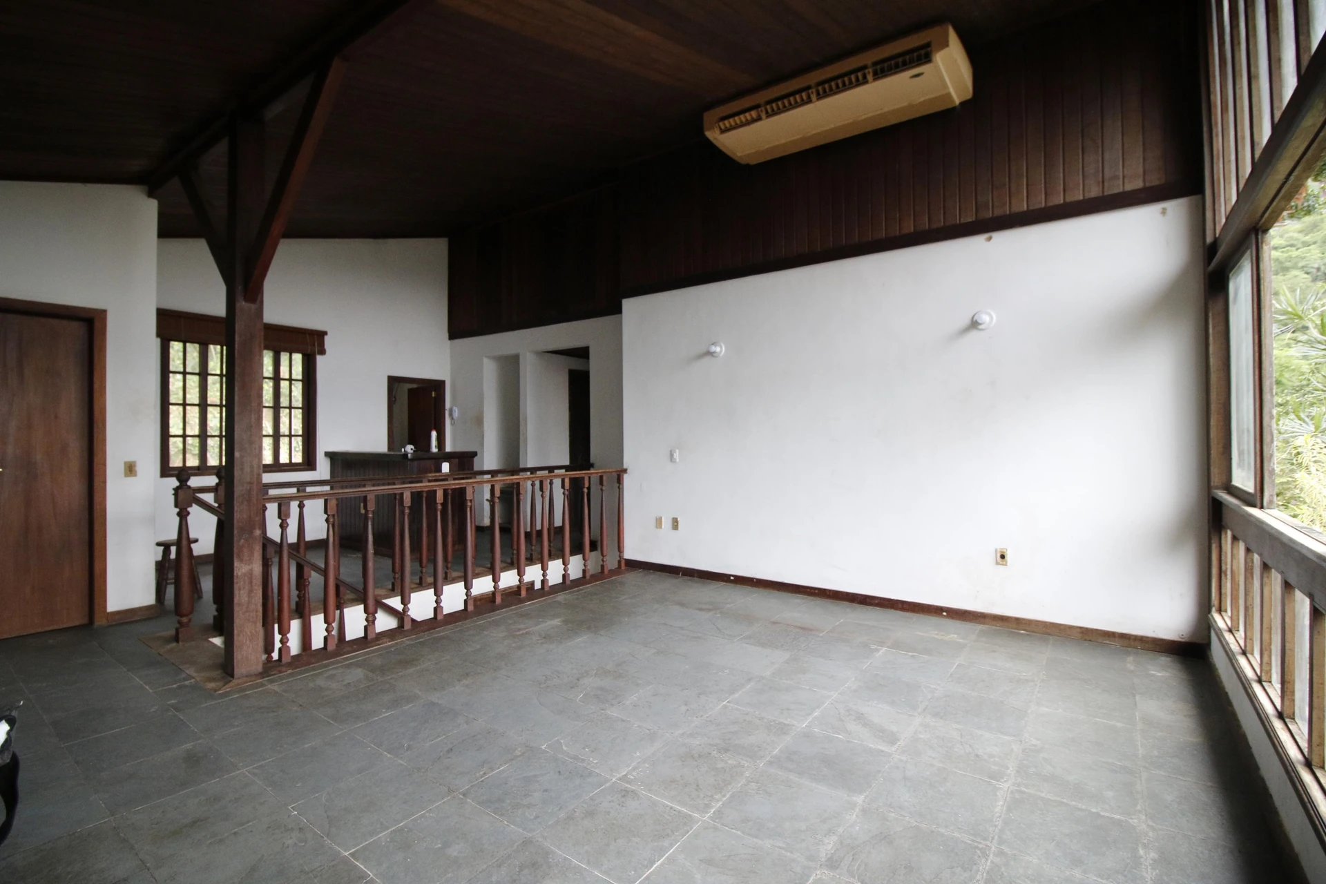 500 m² house with floor-to-ceiling windows and a bathtub — photo 3