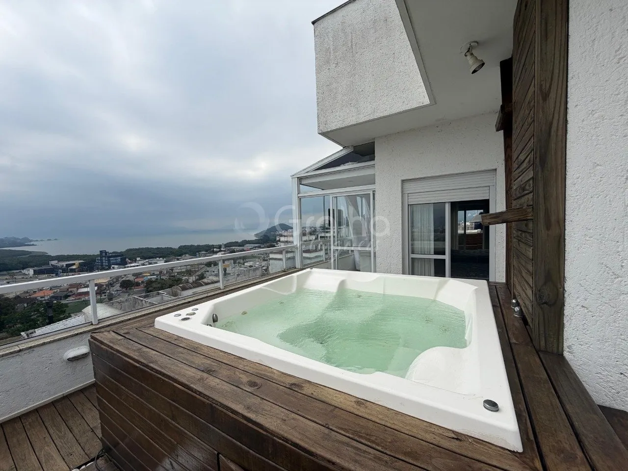 3-bedroom apartment with a bathtub in Florianópolis — photo 17