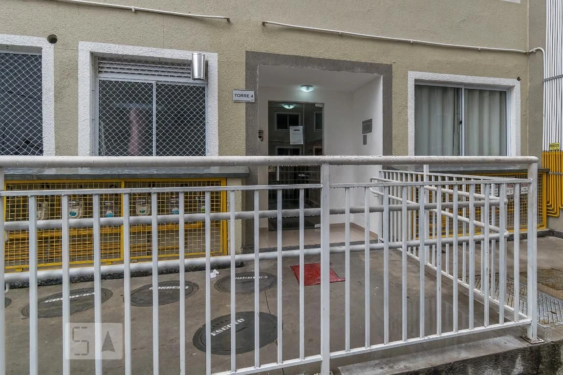 2-bedroom apartment in a building with a pool — photo 38