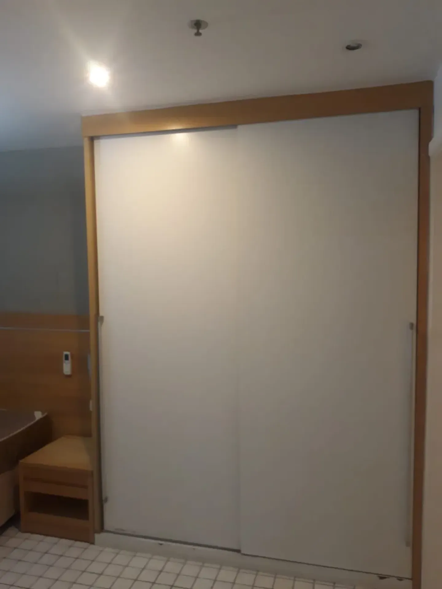 One-bedroom apartment in a building with a gym — photo 12