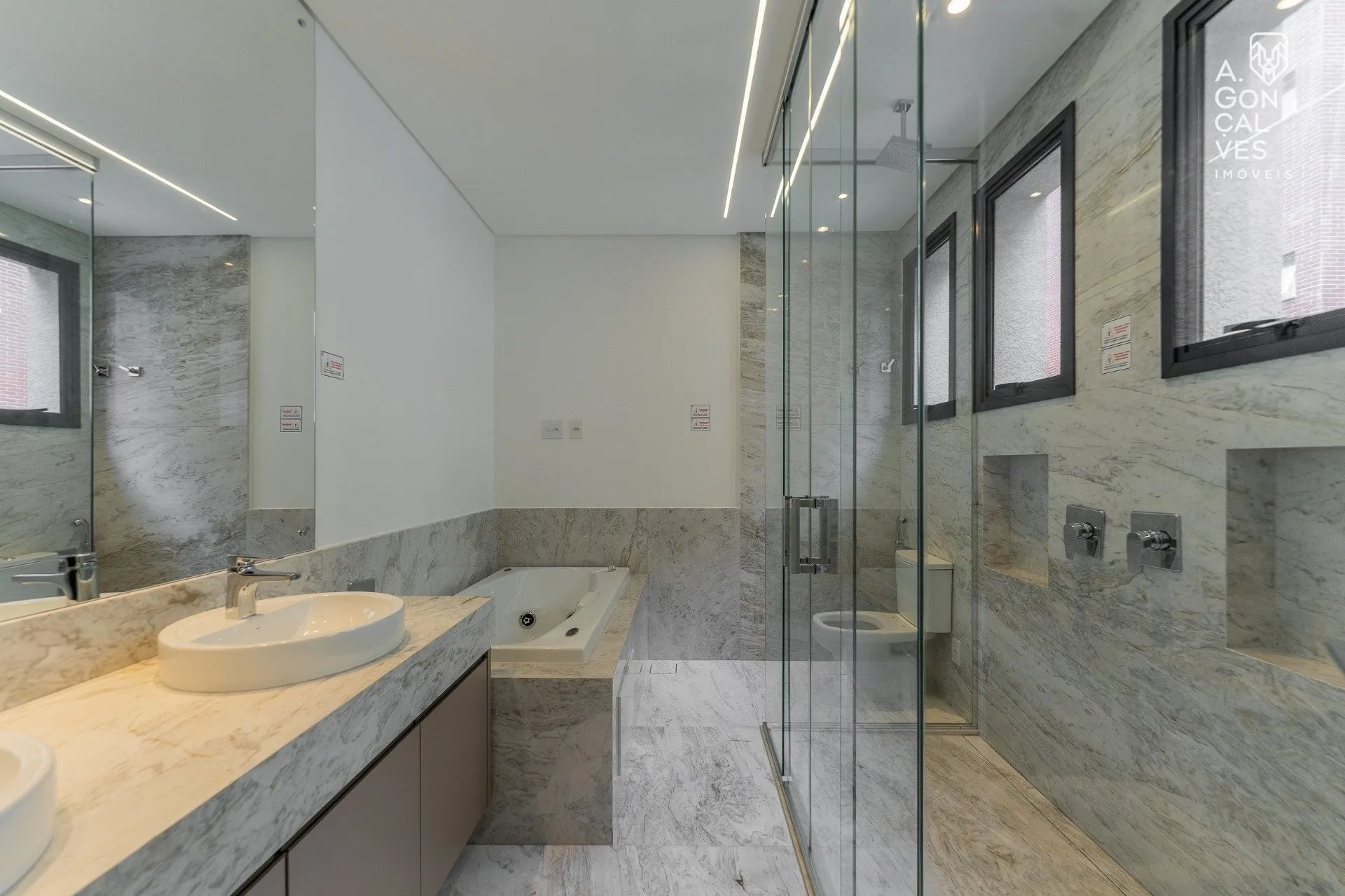 Furnished 223 m² apartment with 3 en-suites and 3 parking spots — photo 8