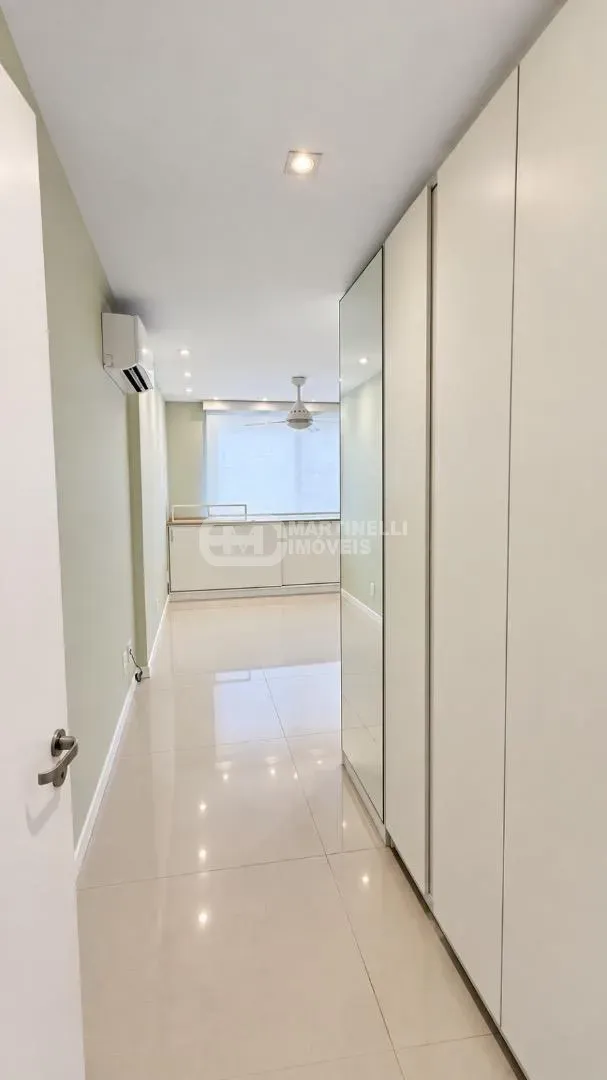 Balcony with a grill in a 3-bedroom apartment, 264 m² — photo 30