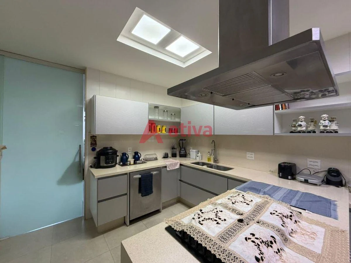 4-bedroom apartment with a glass-enclosed balcony — photo 16