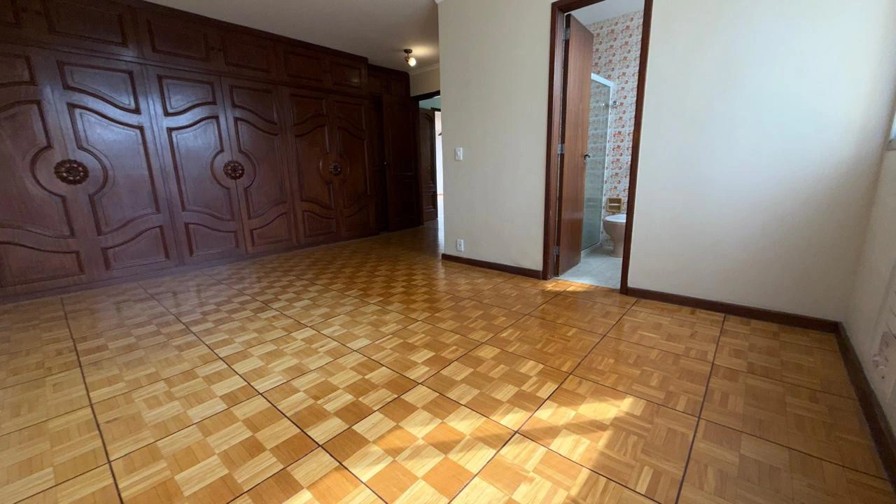 Wood or laminate floors in a 3-bedroom apartment, 157 m² — photo 13