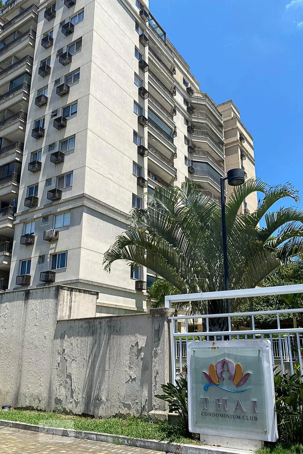 Balcony with a grill in a 2-bedroom apartment, 90 m² — photo 61