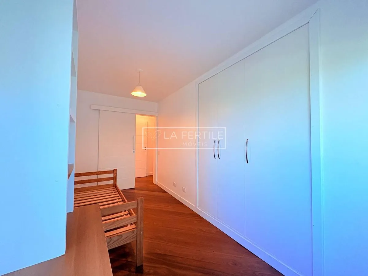 Будинок на 5 спалень із 2 ванними при кімнаті, 400 м² — photo 16
