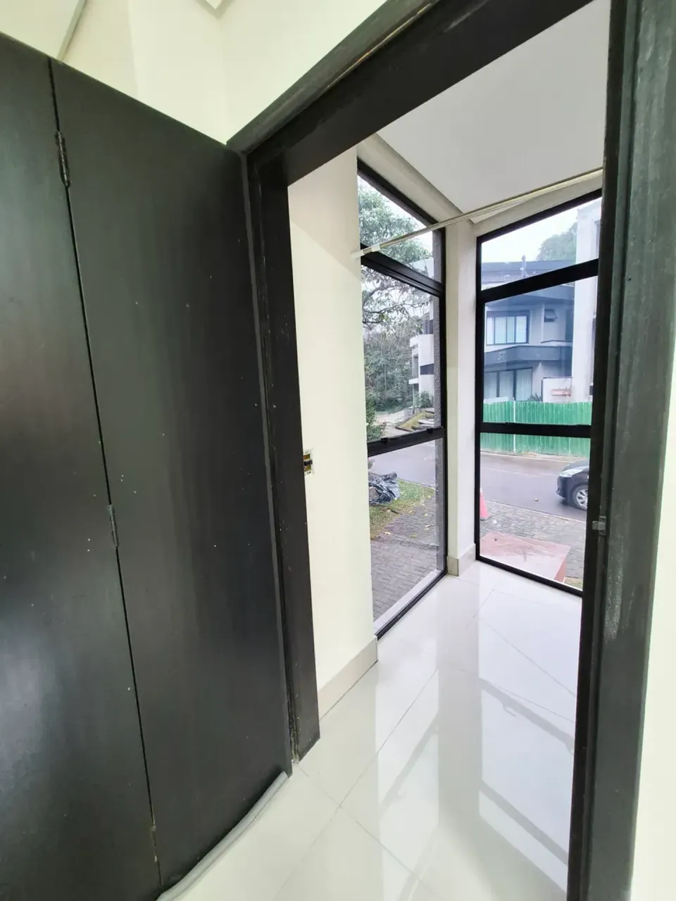 House with 3 bedrooms, 3 baths and a gas stove — photo 9
