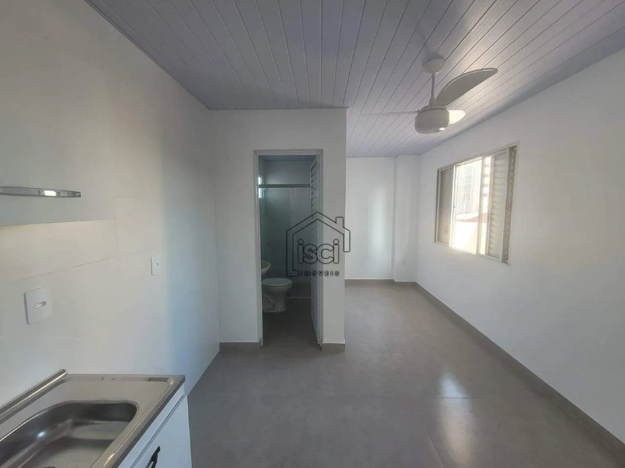 20 m² studio on the 1st floor with balcony and glass shower — photo 2