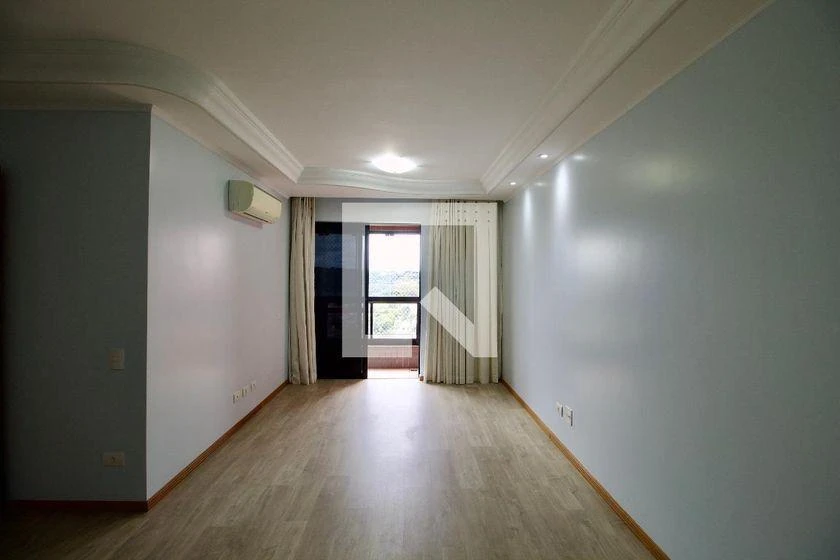 147 m² apartment with a home office and a bathtub