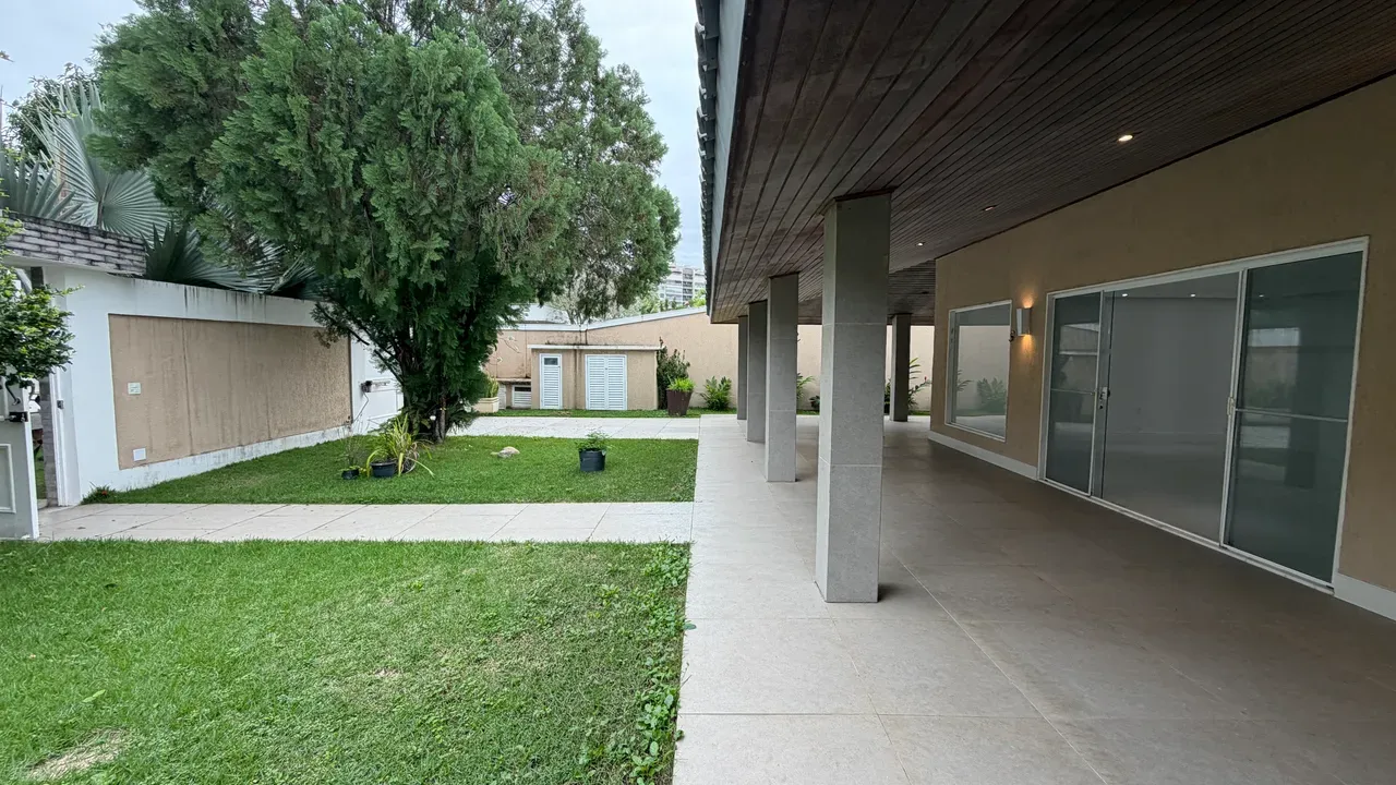 Single-story house with a private garden and 4 bedrooms — photo 16