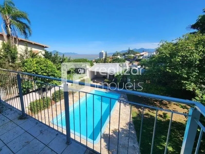 House with 5 bedrooms and balcony with built-in grill