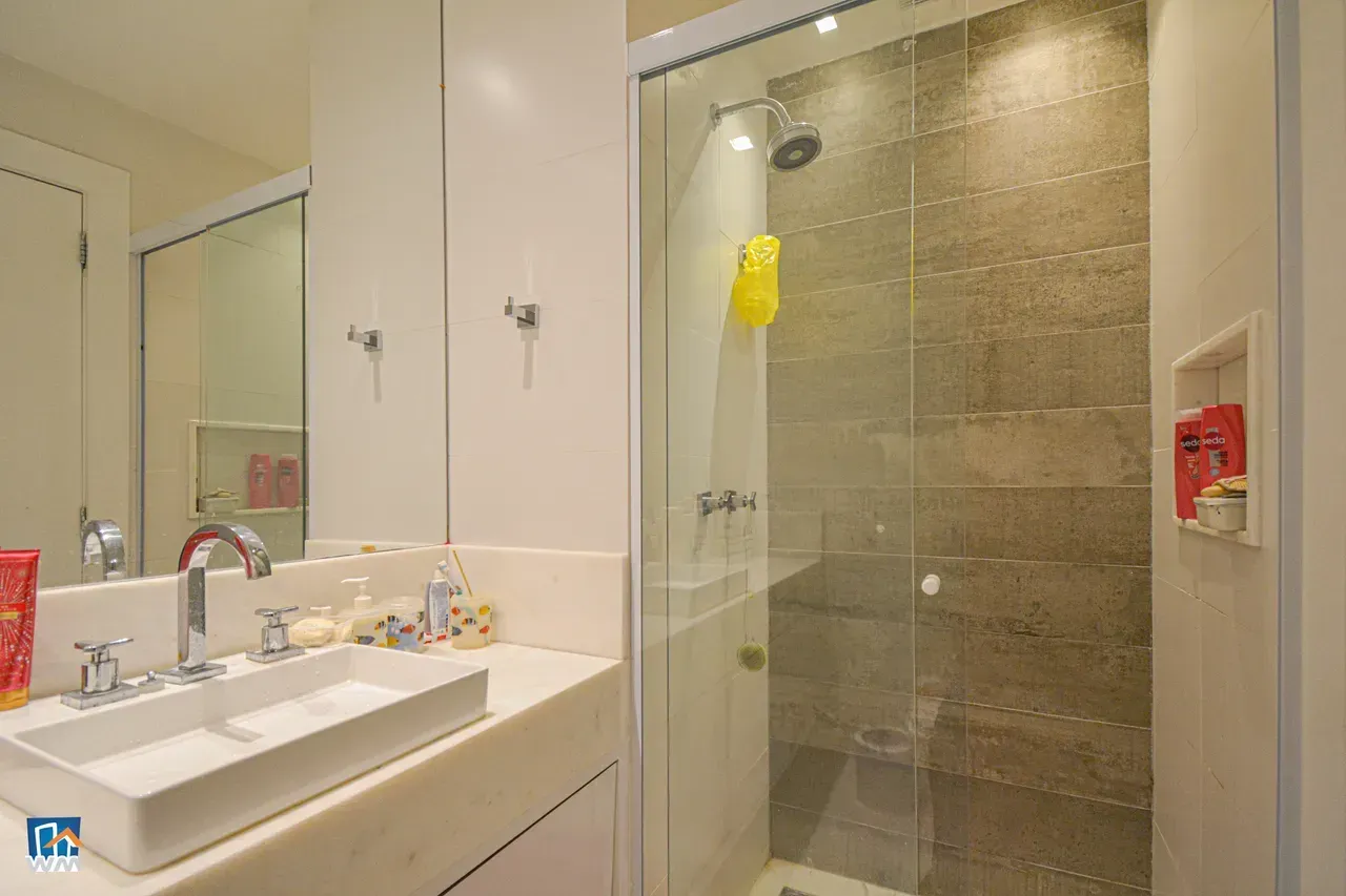 4-bedroom apartment with open-plan kitchen and electric stove — photo 15