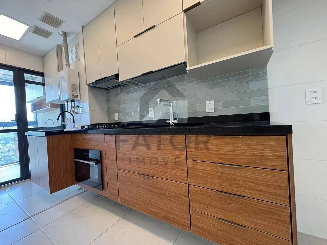 Apartamento com 3 quartos e varanda fechada de vidro — photo 2