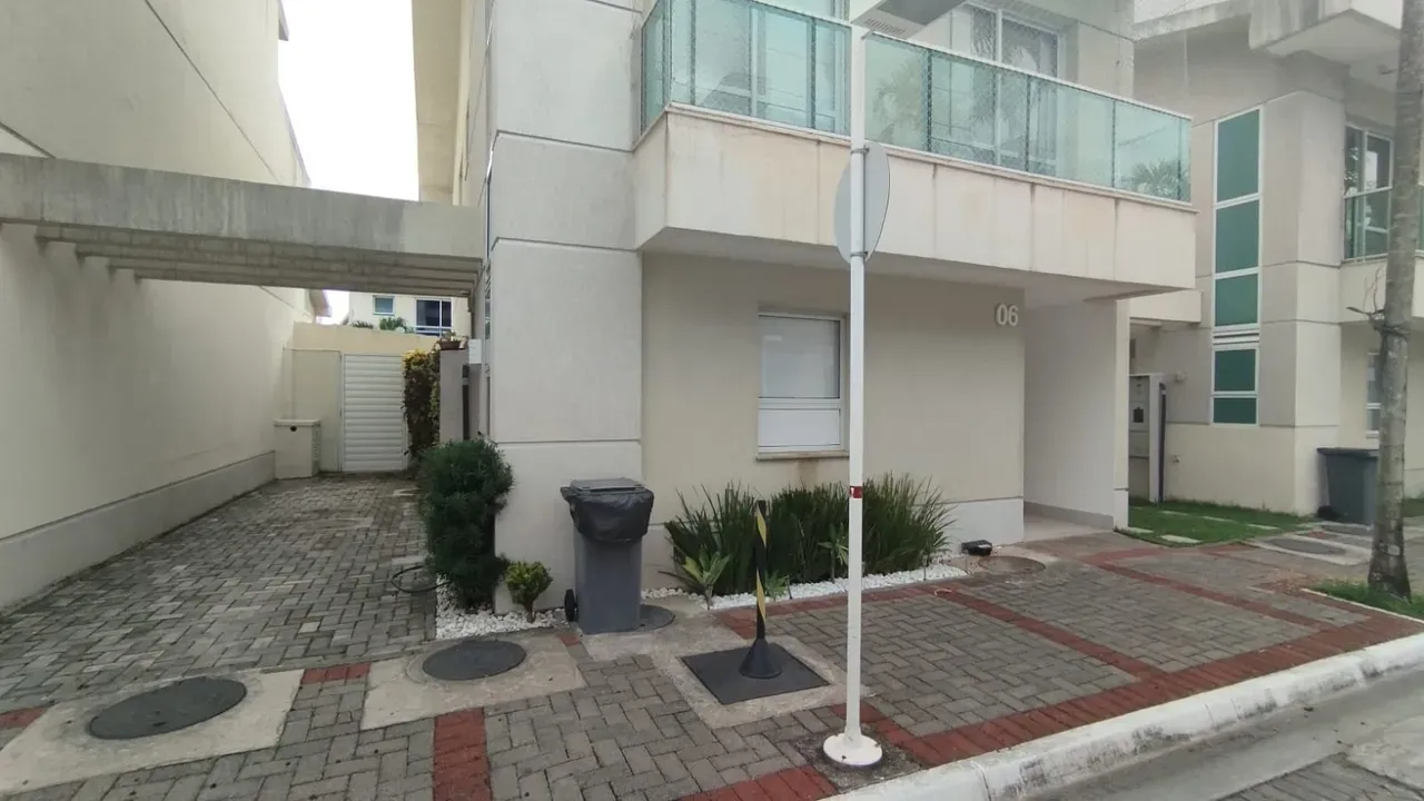 Balcony with a grill in a 5-bedroom house, 220 m² — photo 51