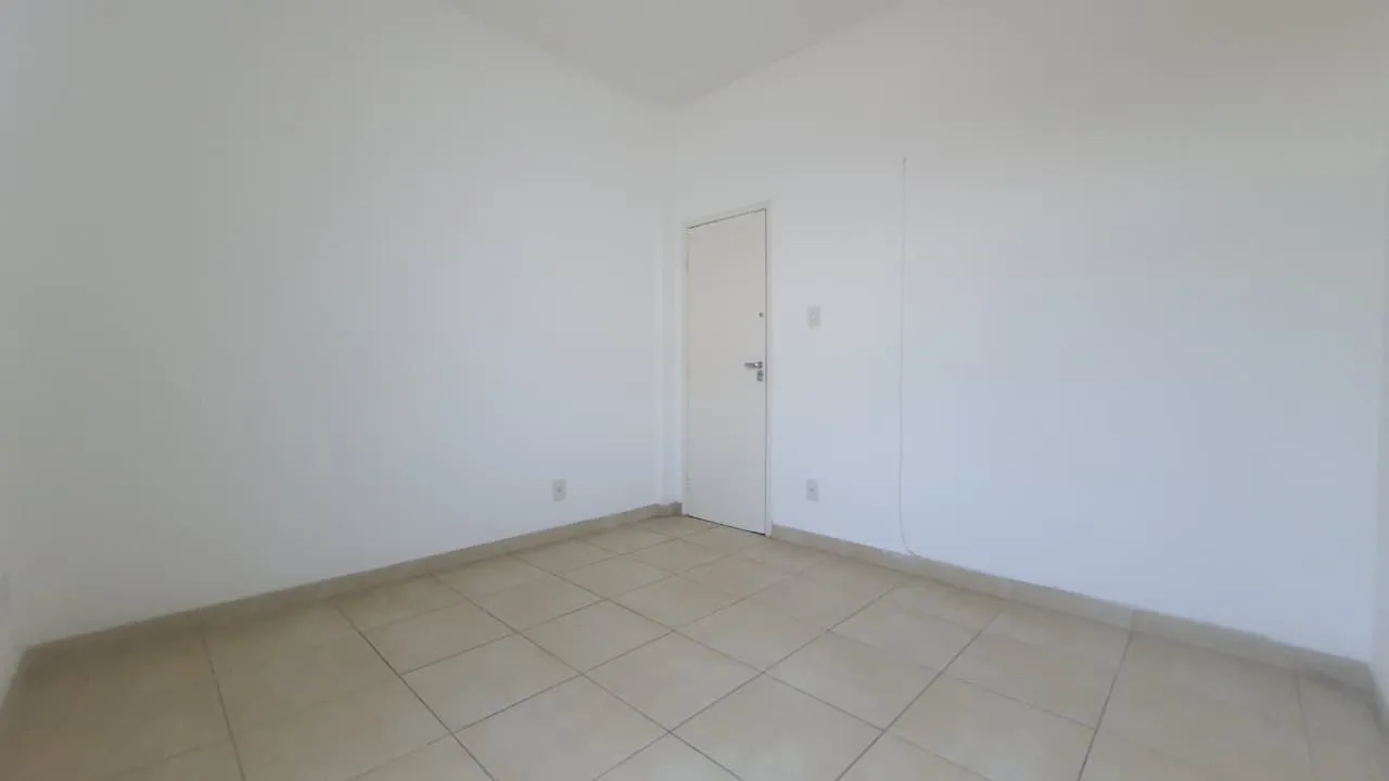 Apartamento com 2 quartos e banheiro com box de vidro — photo 13