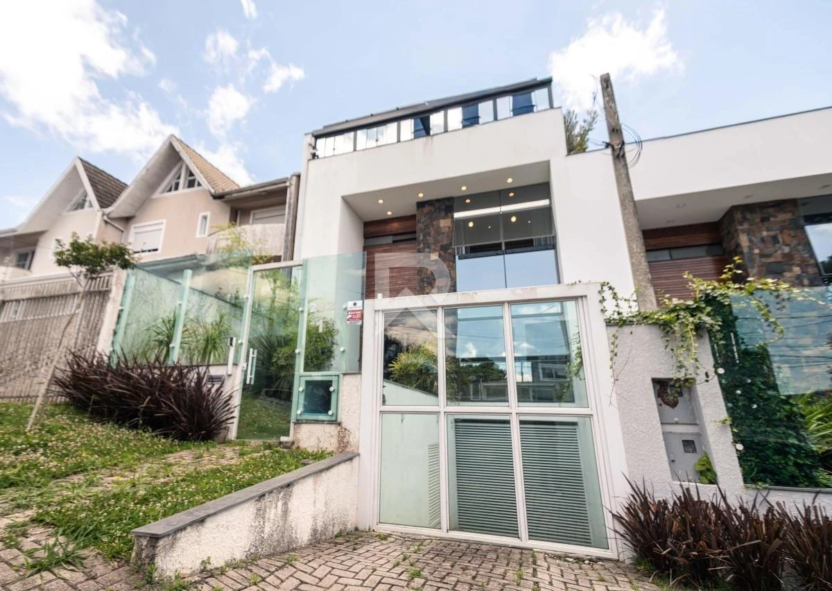 Casa con ventanales de piso a techo en Curitiba — photo 17