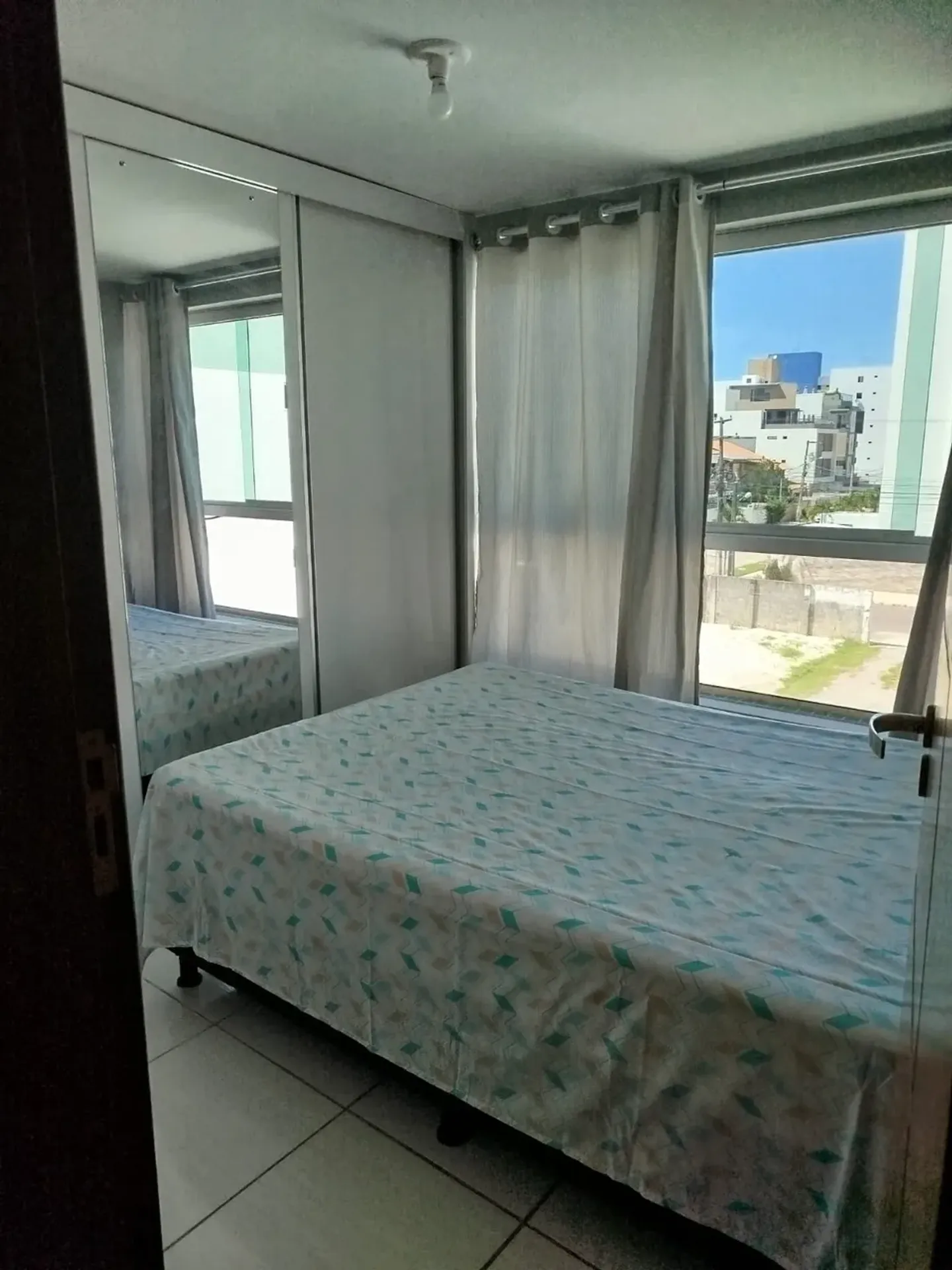 Furnished 2-bedroom apartment with air conditioning — photo 2