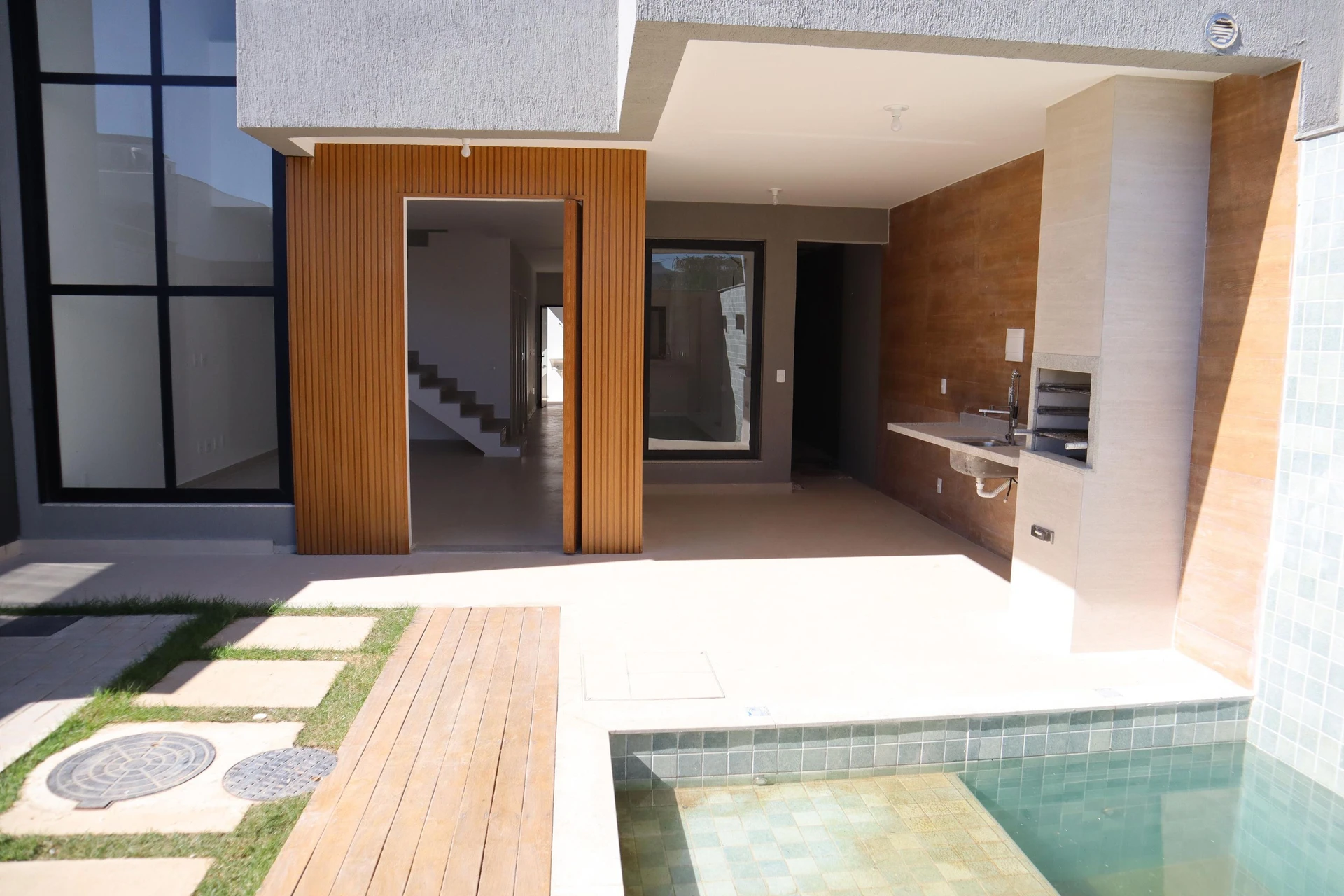 4-bedroom house with a grill on the balcony — photo 28