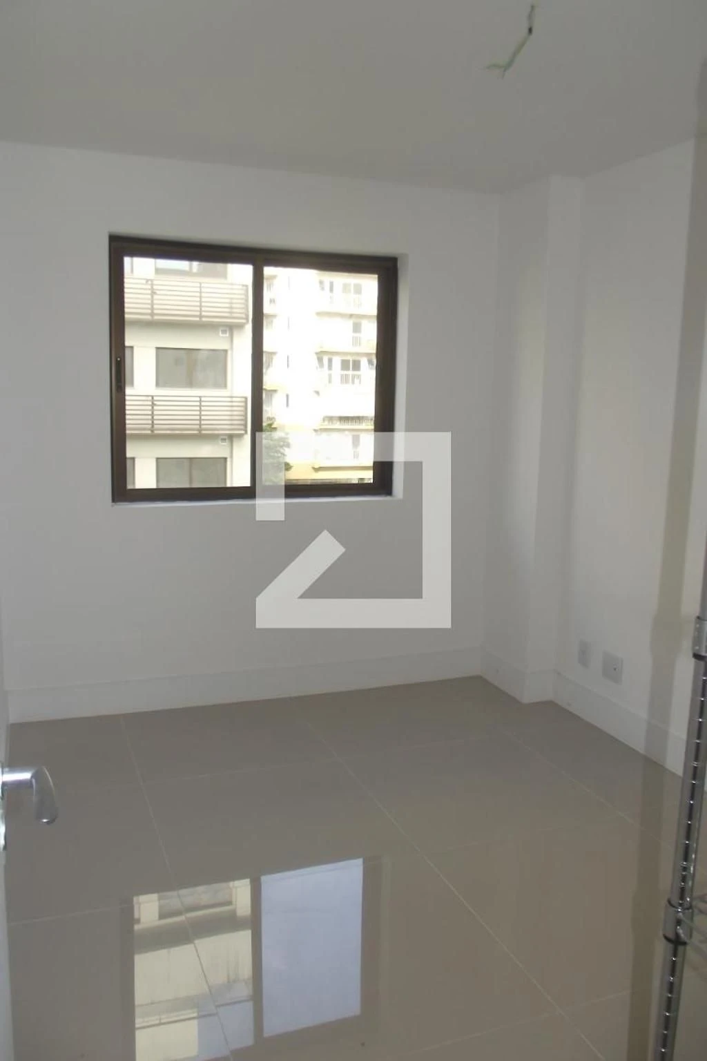 One-bedroom apartment in a building with a gym — photo 25