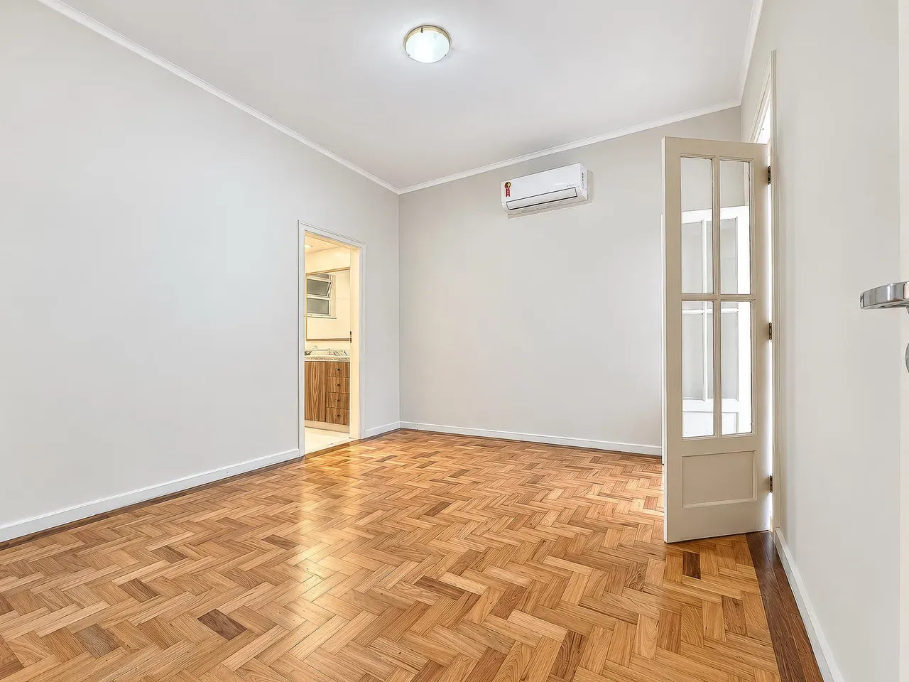 Apartment on the 5th floor with wood or laminate floors — photo 11
