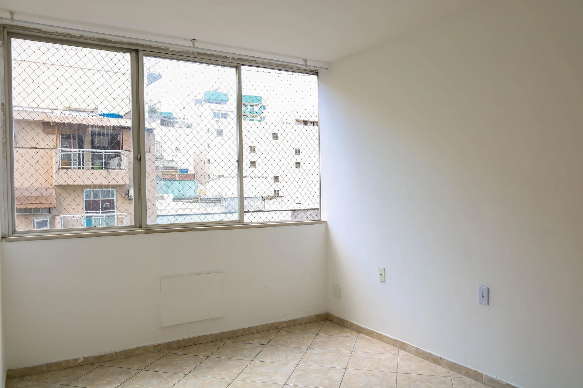 Apartment with 2 bedrooms and an enclosed glass balcony — photo 27