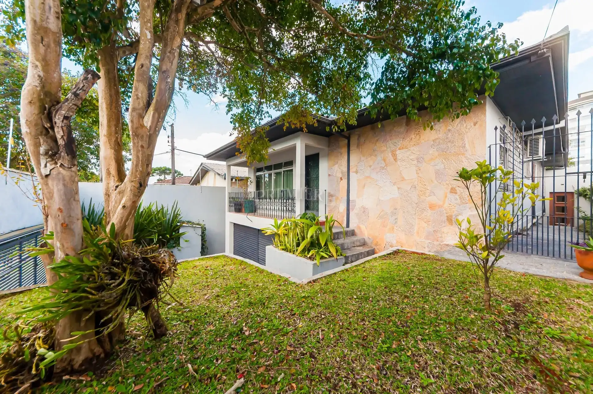 230 m² unfurnished apartment with 4 bedrooms and private garden — photo 37