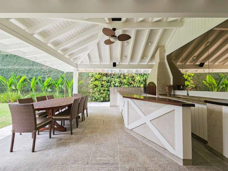 832 m² house with 6 bedrooms and an open-plan kitchen — photo 11
