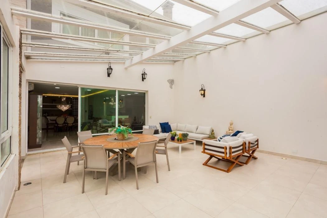 4-bedroom house with floor-to-ceiling windows — photo 21