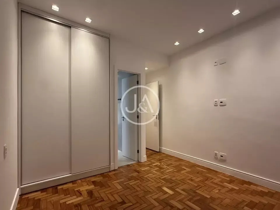 Apartment, 127 m², with wood or laminate floors — photo 3