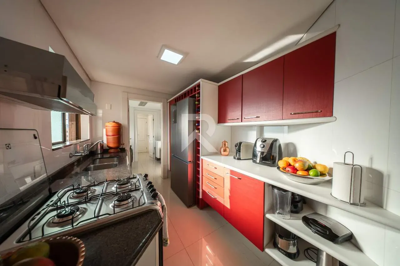 Furnished apartment with 3 bedrooms and 221 m² — photo 24