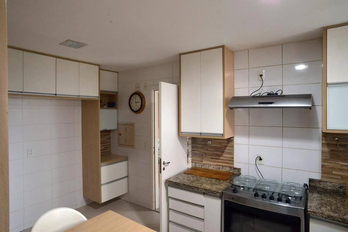 Jacuzzi in a 4-bedroom apartment, 233 m² — photo 21
