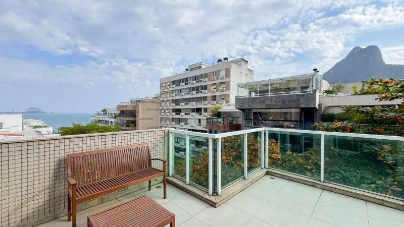 3-bedroom apartment in a building with a pool — photo 2