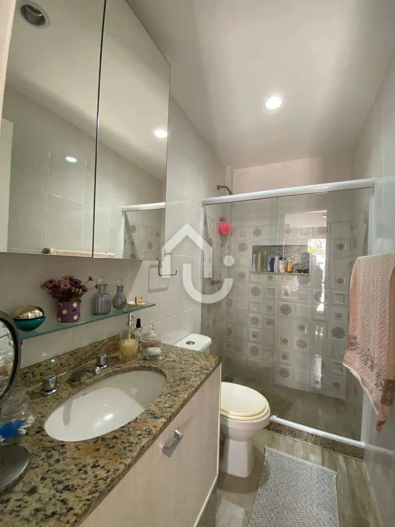 Walk-in closet in a 4-bedroom apartment, 210 m² — photo 22
