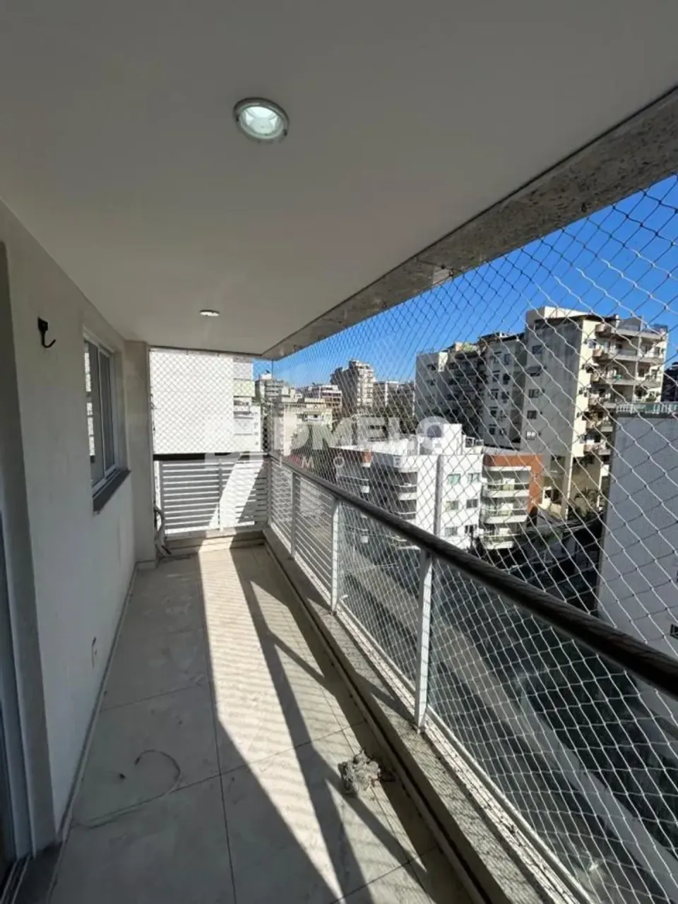 Unfurnished apartment with 3 bedrooms, 3 baths and a closed kitchen