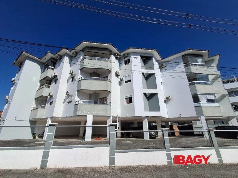 One-bedroom apartment in a building with a pool — photo 18