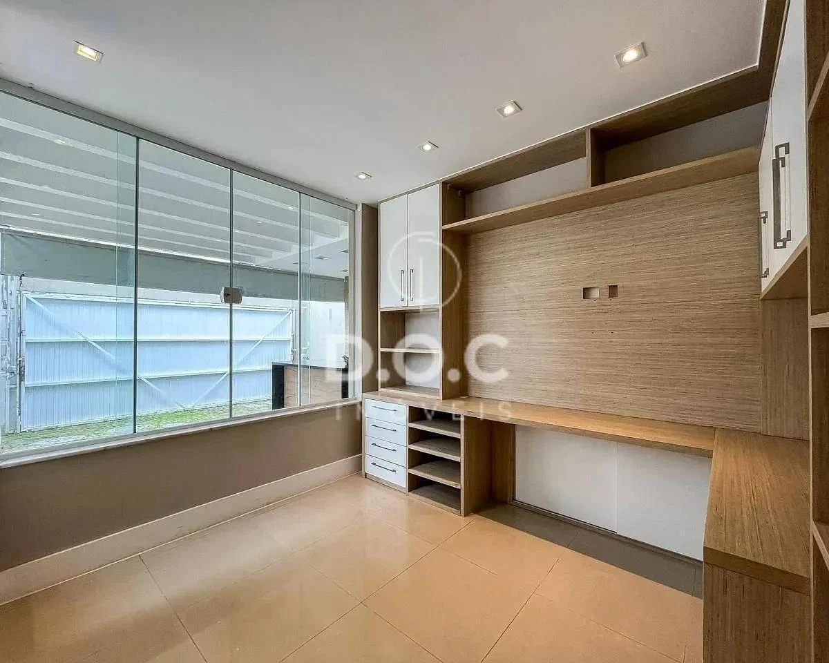 Floor-to-ceiling windows in a 5-bedroom house, 300 m² — photo 37