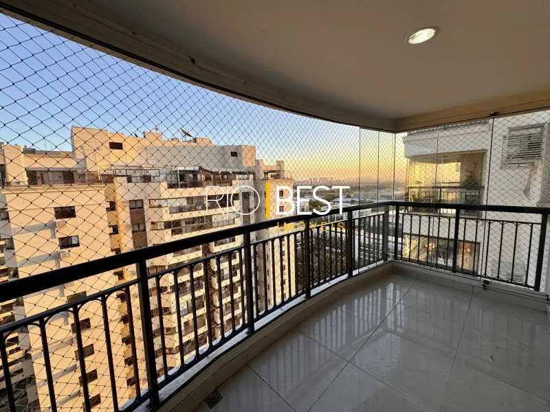 2-bedroom apartment with a glass-enclosed balcony — photo 4